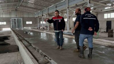 Bayburt’un Aydıntepe ilçesine bağlı Çatıksu köyünde yapımı süren büyükbaş hayvan
