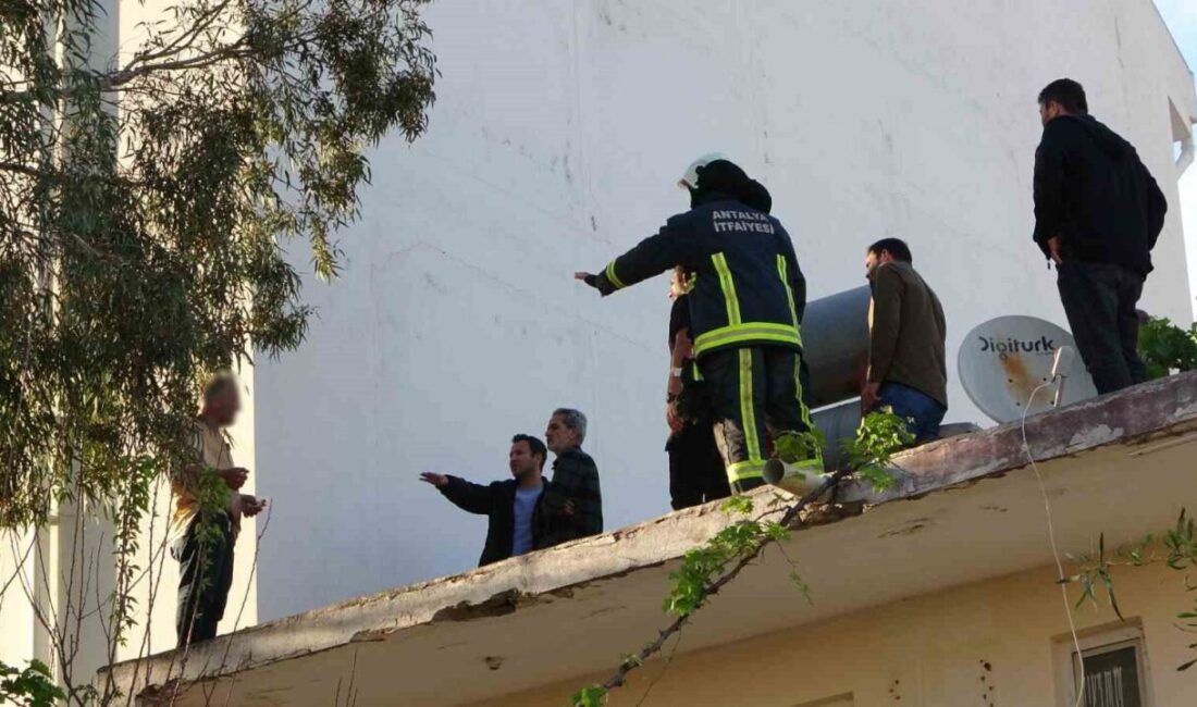 Antalya’nın Manavgat ilçesinde 2 katlı binanın çatısına çıkarak üzerine benzin