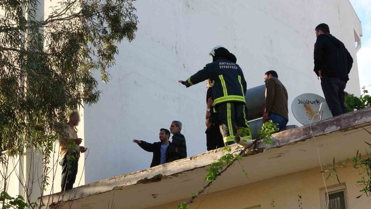 Antalya’nın Manavgat ilçesinde 2 katlı binanın çatısına çıkarak üzerine benzin