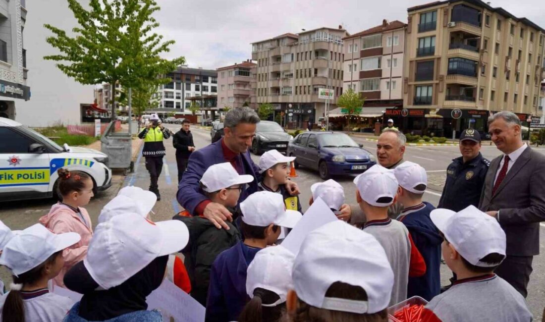 Çaycuma’da 2-8 Mayıs Trafik Haftası kapsamında düzenlenen etkinlikte öğrencilere trafik