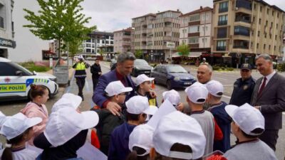 Çaycuma’da 2-8 Mayıs Trafik Haftası kapsamında düzenlenen etkinlikte öğrencilere trafik