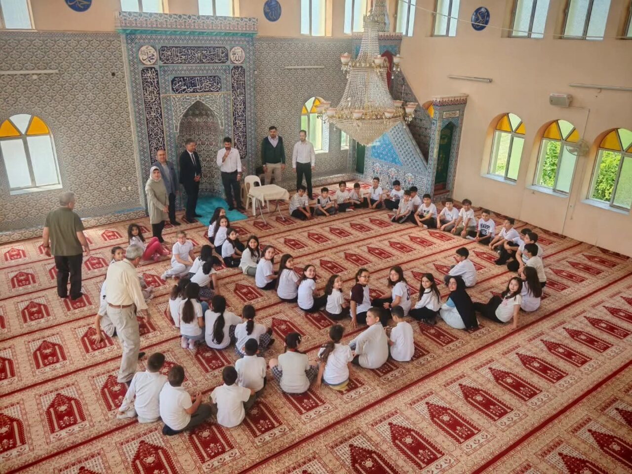 Nazilli’de düzenlenen ÇEDES yıl sonu şenliği, öğrencilerin yoğun katılımıyla renkli