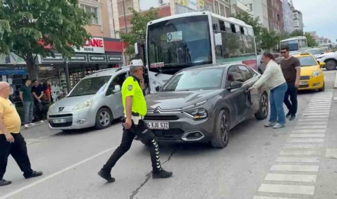 Tekirdağ’ın Çerkezköy ilçesinde otomobil ile yolcu minibüsünün çarpıştığı maddi hasarlı