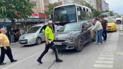 Tekirdağ’ın Çerkezköy ilçesinde otomobil ile yolcu minibüsünün çarpıştığı maddi hasarlı