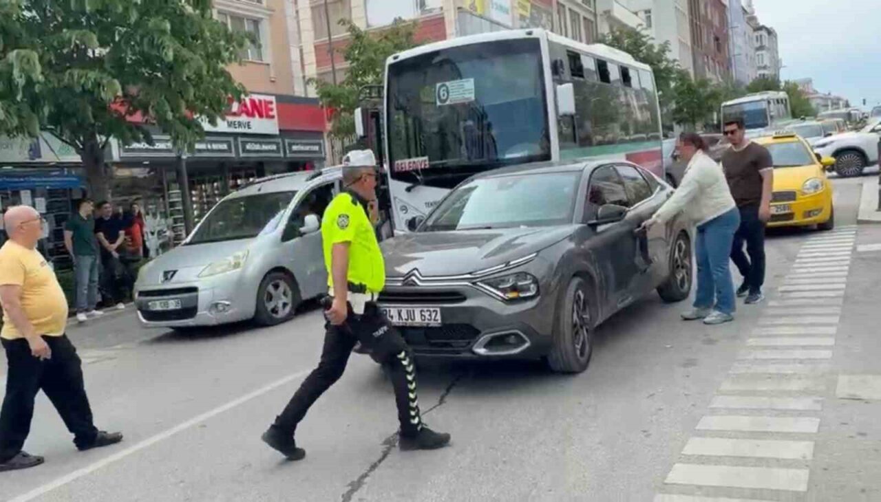 Tekirdağ’ın Çerkezköy ilçesinde otomobil ile yolcu minibüsünün çarpıştığı maddi hasarlı