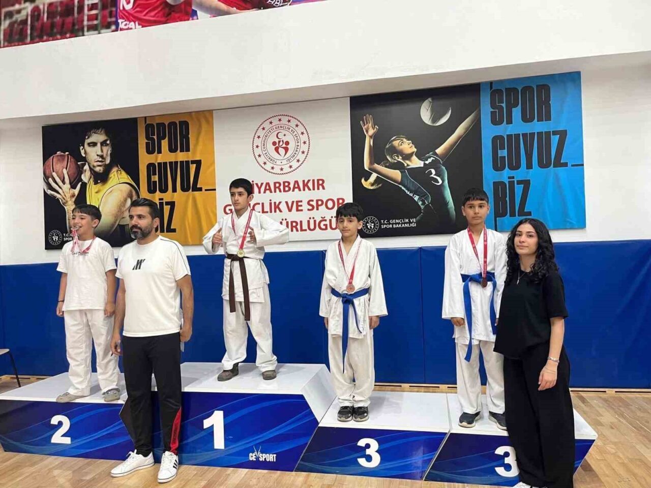 Diyarbakır’da düzenlenen karate şampiyonasında Çermikli sporcular madalyalarla döndü. 19 Mayıs