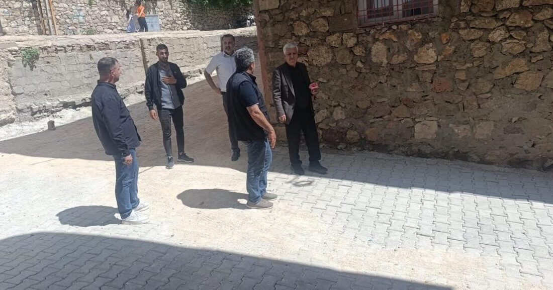 Diyarbakır’ın Çermik İlçe Belediyesi, yağışlardan olumsuz etkilenen mahalle yollarının onarımına