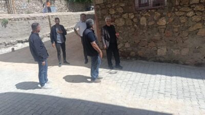Diyarbakır’ın Çermik İlçe Belediyesi, yağışlardan olumsuz etkilenen mahalle yollarının onarımına