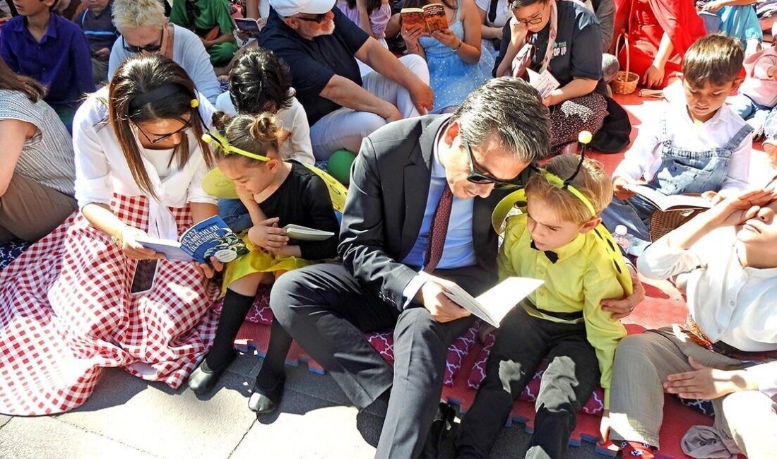 İzmir’in Çeşme ilçesinde bu yıl üçüncüsü düzenlenen “Kitap Takas Şenliği”,