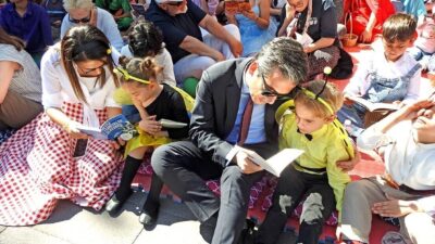 İzmir’in Çeşme ilçesinde bu yıl üçüncüsü düzenlenen “Kitap Takas Şenliği”,