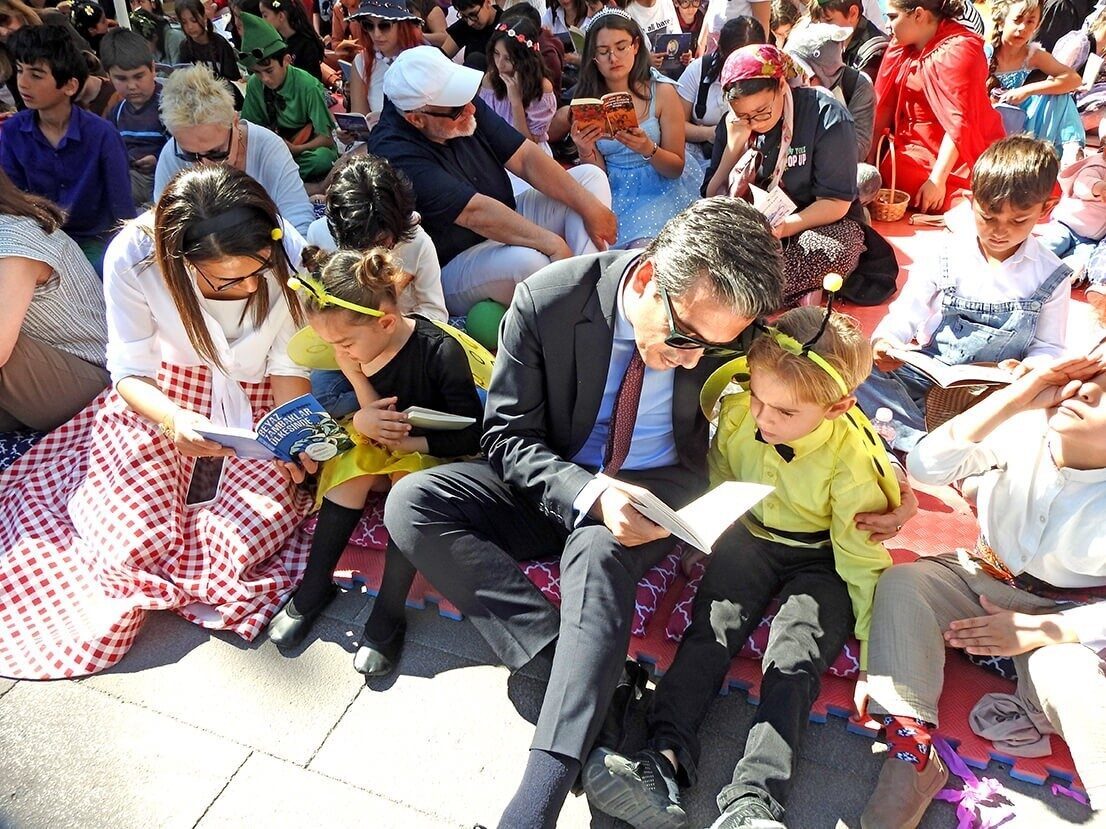 İzmir’in Çeşme ilçesinde bu yıl üçüncüsü düzenlenen “Kitap Takas Şenliği”,