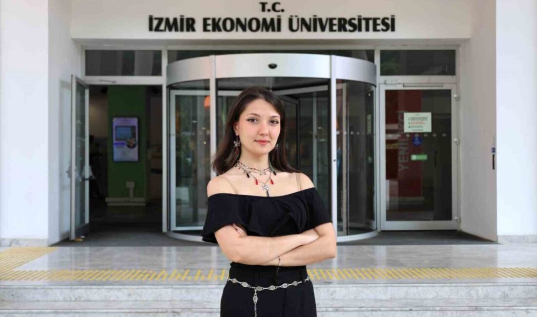 İzmir Ekonomi Üniversitesi (İEÜ) İngilizce Mütercim ve Tercümanlık Bölümü öğrencisi