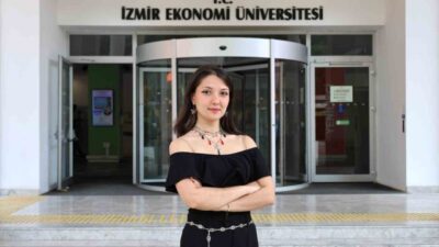 İzmir Ekonomi Üniversitesi (İEÜ) İngilizce Mütercim ve Tercümanlık Bölümü öğrencisi