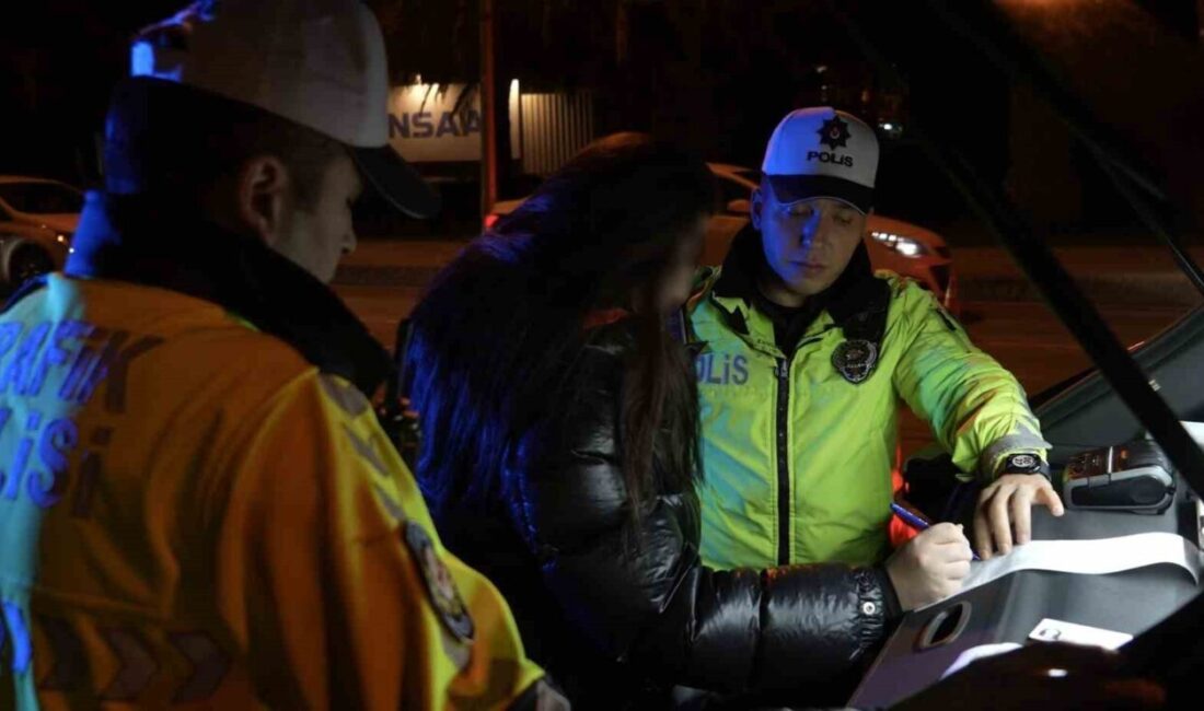 Kadıköy sahil yolunda trafik ekiplerince gerçekleştirilen denetimlerde, seyir halindeyken trafiği