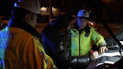 Kadıköy sahil yolunda trafik ekiplerince gerçekleştirilen denetimlerde, seyir halindeyken trafiği