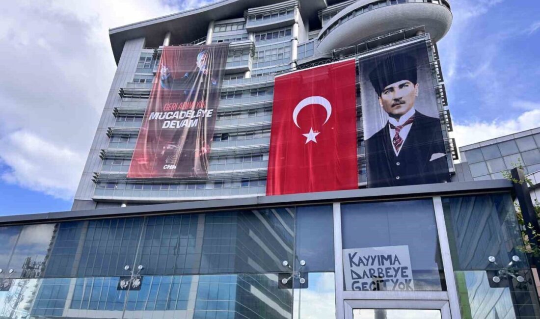 Cumhuriyet Halk Partisi (CHP) Genel Merkezi önünde partililer arasında çıkan