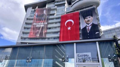 Cumhuriyet Halk Partisi (CHP) Genel Merkezi önünde partililer arasında çıkan