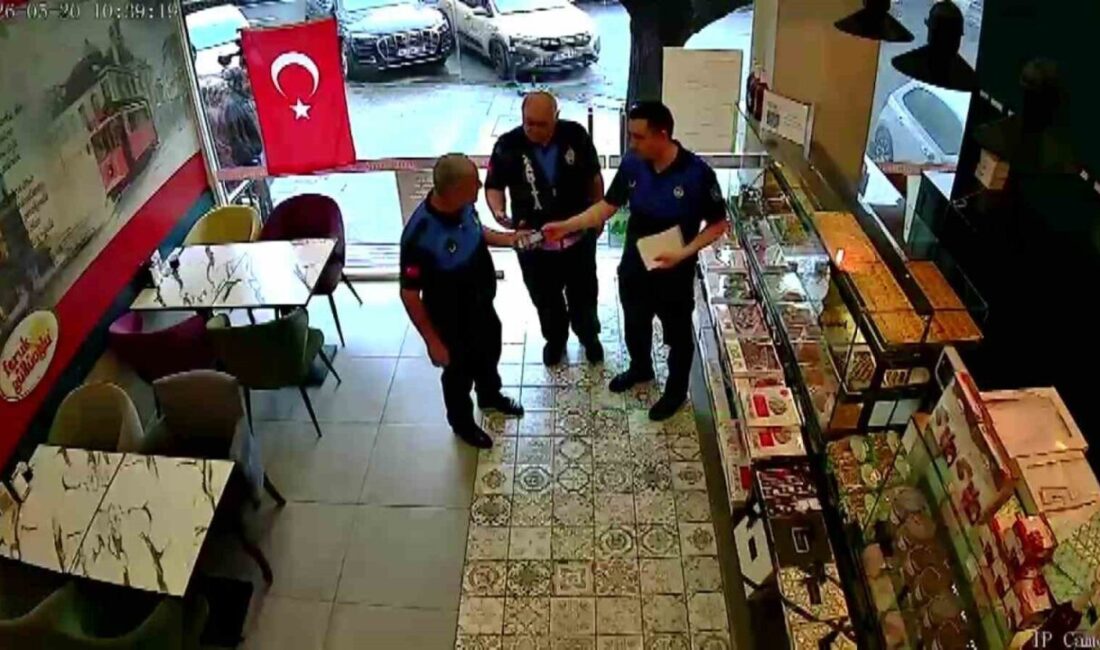 CHP Üsküdar İlçe Başkanı Berk Tütüncü, esnaf ziyareti kapsamında bir
