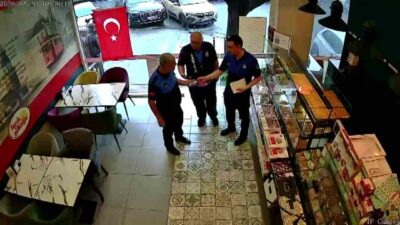 CHP Üsküdar İlçe Başkanı Berk Tütüncü, esnaf ziyareti kapsamında bir