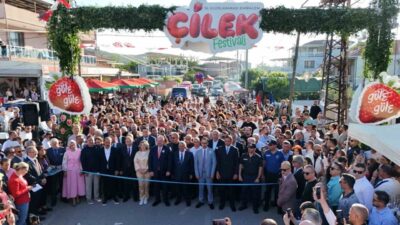 Menemen’de düzenlenen 16. Uluslararası Emiralem Çilek Festivali, üç gün süren
