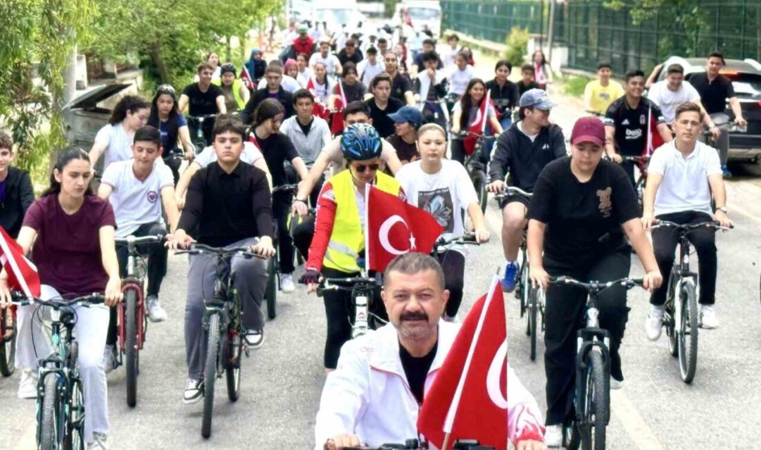 Aydın’ın Çine ilçesinde düzenlenen bisiklet turunda pedal çeviren gençler, sağlıklı