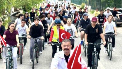 Aydın’ın Çine ilçesinde düzenlenen bisiklet turunda pedal çeviren gençler, sağlıklı