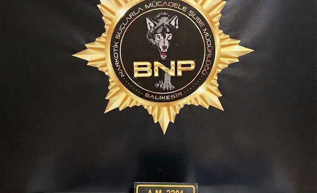 Balıkesir polisi şüphelendiği bir araçta yaptığı aramada çocukların ve gençlerin