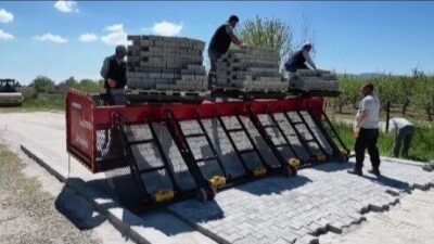 Çivril Belediyesi’nin envanterine katılan modern parke taşı serme makinesiyle yol