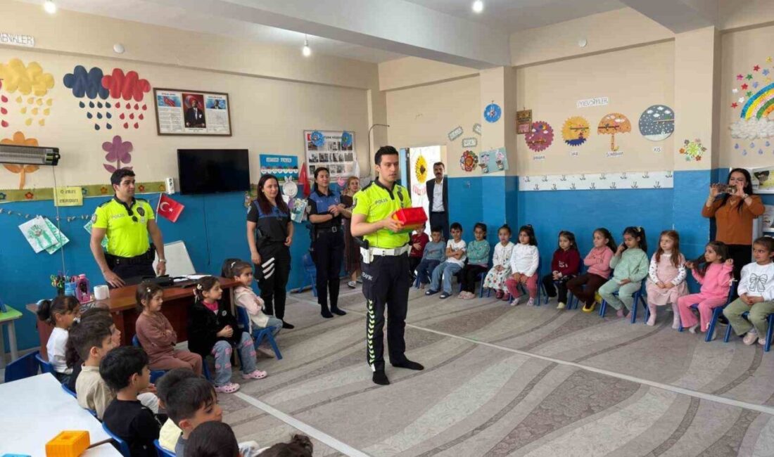 Şırnak’ın Cizre ilçesinde Trafik Haftası etkinlikleri kapsamında polis ekipleri anaokulu