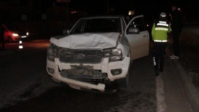 Şırnak’ın Cizre ilçesinde kamyonetin otomobile arkadan çarpması sonucu meydana gelen