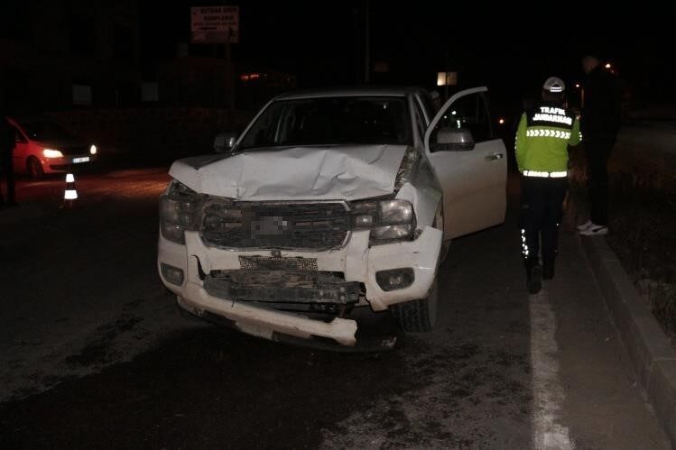 Şırnak’ın Cizre ilçesinde kamyonetin otomobile arkadan çarpması sonucu meydana gelen