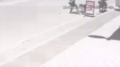 Adana’da çocuğuna sokak ortasında şiddet uygulayan anne, polis ekiplerince gözaltına