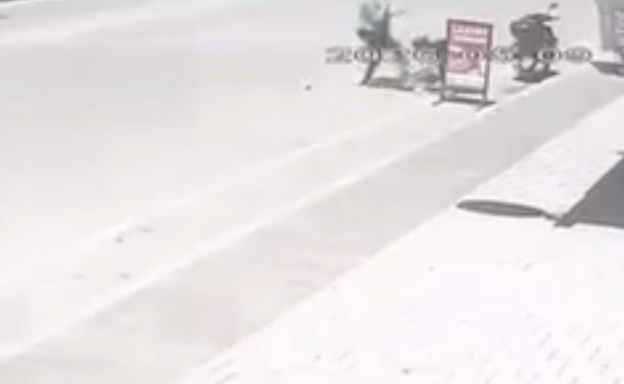 Adana’da çocuğuna sokak ortasında şiddet uygulayan anne, polis ekiplerince gözaltına
