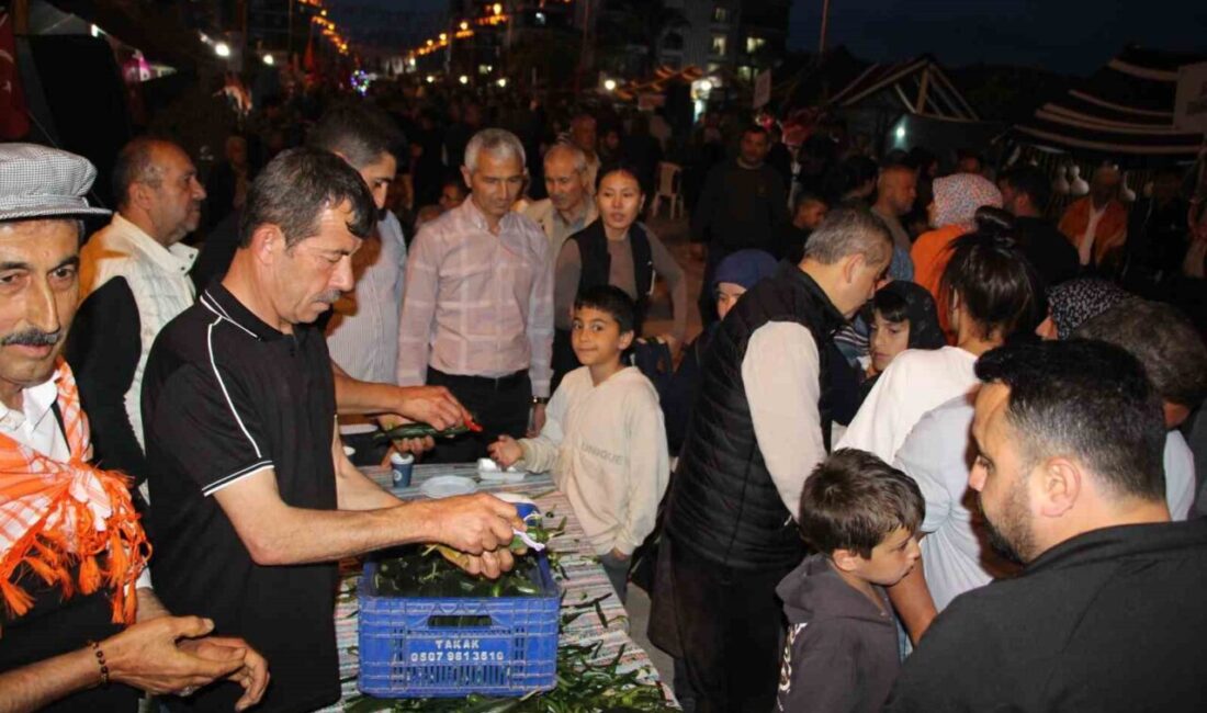Antalya’nın Kumluca ilçesinde çocukluğunda yediği salatalığı unutamayan muhtar, vatandaşlara 1