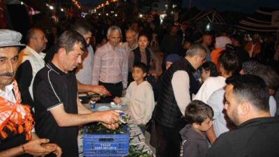 Antalya’nın Kumluca ilçesinde çocukluğunda yediği salatalığı unutamayan muhtar, vatandaşlara 1