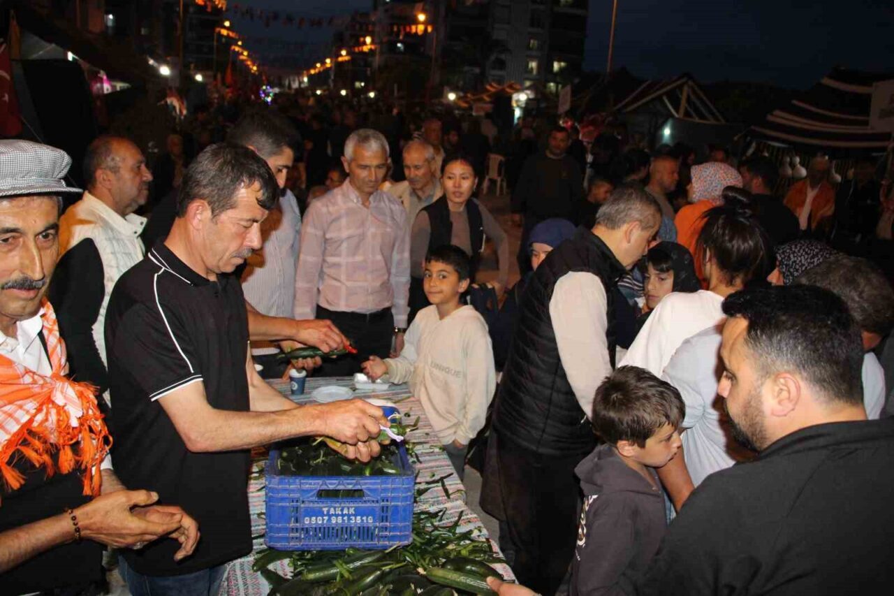 Antalya’nın Kumluca ilçesinde çocukluğunda yediği salatalığı unutamayan muhtar, vatandaşlara 1