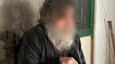 Kocaeli’nin Gebze ilçesinde icra yoluyla kaybettiği dairesinde yaşamaya devam eden