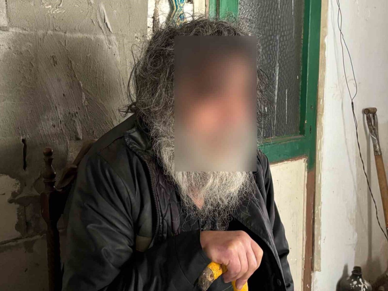 Kocaeli’nin Gebze ilçesinde icra yoluyla kaybettiği dairesinde yaşamaya devam eden