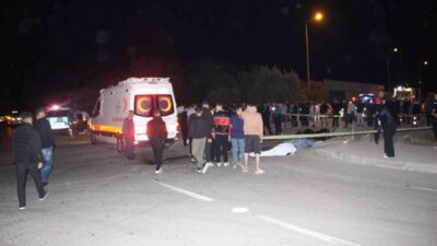 Antalya’nın Kumluca ilçesinde motosikletin, kontrolsüz kavşaktan dönmeye çalışan belediyeye ait