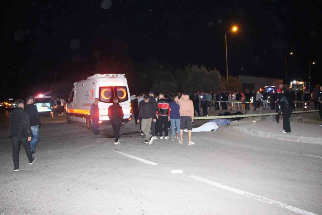 Antalya’nın Kumluca ilçesinde motosikletin, kontrolsüz kavşaktan dönmeye çalışan belediyeye ait