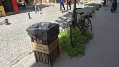 Eskişehir’de bir çöp kutusunun hemen yanındaki bisiklete ait sepetin atıklarla
