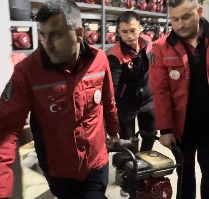 Çorum Belediyesi İtfaiye Müdürlüğü, 14 kişilik destek personeliyle selin vurduğu