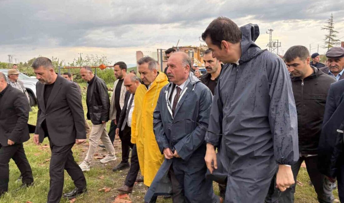 Çorum’un Sungurlu ilçesinde hortum sebebiyle evlerin hasar gördüğü köyde incelemelerde