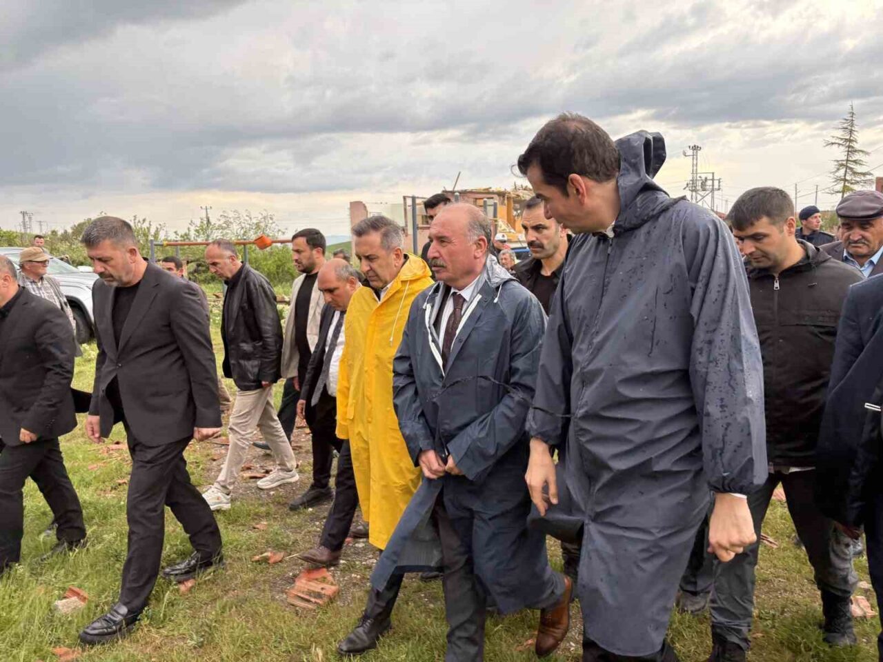 Çorum’un Sungurlu ilçesinde hortum sebebiyle evlerin hasar gördüğü köyde incelemelerde
