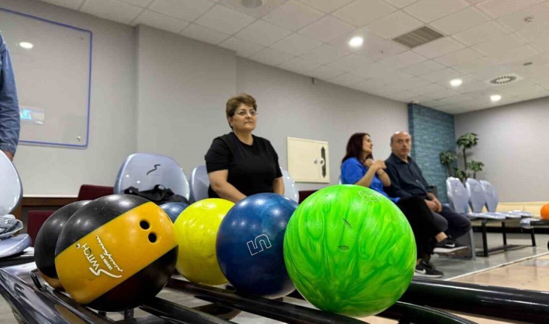 Çorum Belediyesi tarafından düzenlenen bowling etkinliğinde bir araya gelen anneler