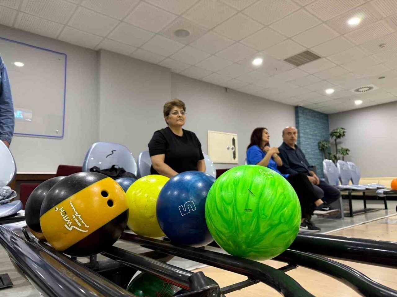 Çorum Belediyesi tarafından düzenlenen bowling etkinliğinde bir araya gelen anneler