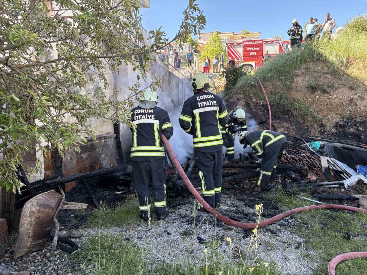 Çorum’da bir apartmana ait tandırlıkta çıkan yangın, itfaiye ekiplerinin müdahalesiyle