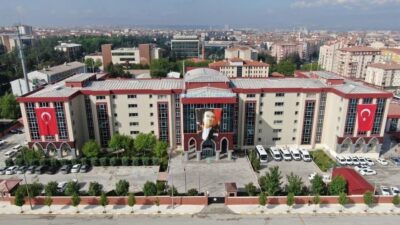 Çorum’da çeşitli suçlardan aranan şahıslara yönelik polis ekiplerince düzenlenen operasyonlarda,