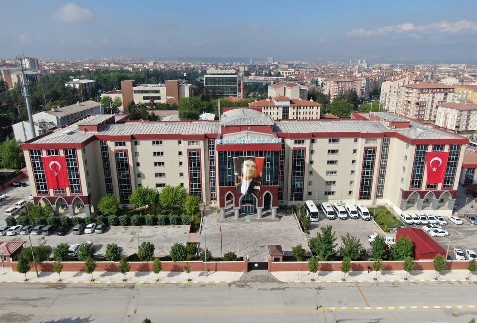Çorum’da çeşitli suçlardan aranan şahıslara yönelik polis ekiplerince düzenlenen operasyonlarda,