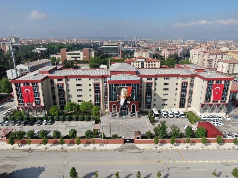 Çorum’da çeşitli suçlardan aranan şahıslara yönelik polis ekiplerince düzenlenen operasyonlarda,